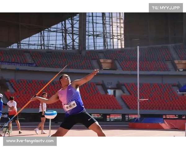 全国少年赛看台温情瞬间 对手自愿为李诺冰敷膝关节展现体育精神 全国少年赛看台温情瞬间 对手自愿为李诺冰敷膝关节展现体育精神